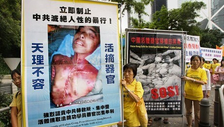 Falun Gong-tilhengere demonstrerer i Hong Kong (Foto: Mike Clarke/Scanpix)