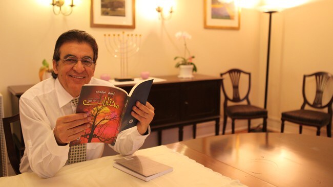 Israels ambassadør leser i sin egen bok (Foto: Cathrine Elnan/NRK.no) Israels ambassadør leser i sin egen bok (Foto: Cathrine Elnan/NRK.no)