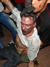 Den amerikanske ambassadøren slept ut på gaten fra konsulatet i Benghazi (Afp) Den amerikanske ambassadøren slept ut på gaten fra konsulatet i Benghazi (Afp)