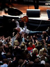 Travis stagediver på Norwegian Wood. (Foto: Arne Kristian Gansmo/NRK)