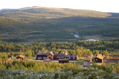 Terrenget i Huldreheimen er småkupert og lettgått. Starter du turen på den betjente hytta Liomseter kan du i tillegg nyte god mat og den trivelige atmosfæren. (Foto: DNT Oslo og Omegn)