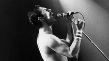 Freddie Mercury, frontfigur i musikkgruppen QUEEN, på scenen under konserten i Drammenshallen i 1982 (Foto: Tormod Kjensjord/ NTB/SCANPIX) Freddie Mercury, frontfigur i musikkgruppen QUEEN, på scenen under konserten i Drammenshallen i 1982 (Foto: Tormod Kjensjord/ NTB/SCANPIX)
