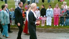 Kronprinsparet på Huseby skole (Foto: Ellinor Hansen/NRK)