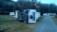 Vinden har tatt campingvogner på Etne camping (Foto: MMS: Hege Vågen) Vinden har tatt campingvogner på Etne camping (Foto: MMS: Hege Vågen)