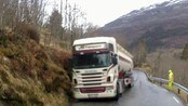 Trong på Rv 57 - Tangvogn skapte trøbbel på trong Rv 57 i dag.