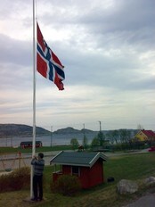 Flagget på halv stang i Bessaker (Foto: Håvard Zeiner/NRK)