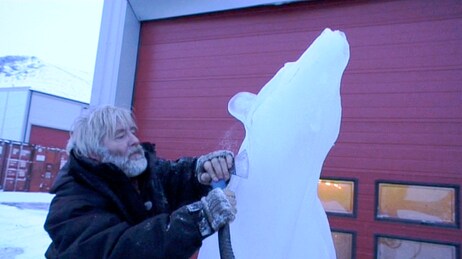 Kunstner Olaf Storø med isbjørnskulpturen (Foto: Kjersti Strømmen)
