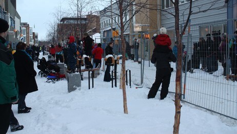 Folk på WC-spint i Alta (Foto: Kjell Are Guttorm/NRK)