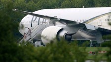 Flyet fra Pakistani Airlines på Stansted (Foto: Chris Radburn/Ap) Flyet fra Pakistani Airlines på Stansted (Foto: Chris Radburn/Ap)
