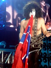 Paul Stanley med norsk flagg (Foto: Finn Håkon Rødland) Paul Stanley med norsk flagg (Foto: Finn Håkon Rødland)