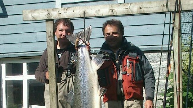 Ole Fredrik Skulstad landa laksen på 20,26 kg. Rune Jensen t.h var medhjelpar (Foto: Privat) Ole Fredrik Skulstad landa laksen på 20,26 kg. Rune Jensen t.h var medhjelpar (Foto: Privat)