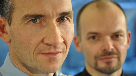 Politimeister Nils Kristian Moe og religionshistorikar Asbjørn Dyrendal. (Foto: Lars Skjønberg/NRK)