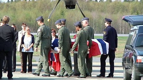 Her flys de norske offiseren hjem (Foto: SVT)