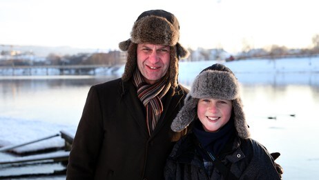 Sigurd Bangjord (12) og miljøvernministere Erik Solheim ved Nidelva. (Foto: Arne Kristian Gansmo/NRK) Sigurd Bangjord (12) og miljøvernministere Erik Solheim ved Nidelva. (Foto: Arne Kristian Gansmo/NRK)