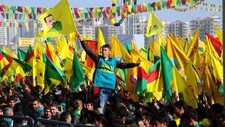 Hundretusen samlet seg i Diyarbakir (Foto: -/Afp) Hundretusen samlet seg i Diyarbakir (Foto: -/Afp)