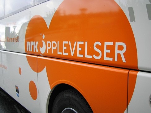 Logo NRK Opplevelser på buss Logo NRK Opplevelser på buss