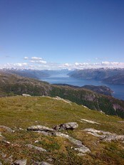Sognefjorden ein herlig dag i juni 2008. Tatt fra fjelltoppen Kjerringa i Lavik i Høyanger Kommune. (Foto: Hanne Bruraas) Sognefjorden ein herlig dag i juni 2008. Tatt fra fjelltoppen Kjerringa i Lavik i Høyanger Kommune. (Foto: Hanne Bruraas)