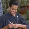Første post på Oslo-programmet for presidentparet var et besøk på Nobelinstituttet i Oslo. Her undertegner Michelle instituttets protokoll i en sort kjole. Første post på Oslo-programmet for presidentparet var et besøk på Nobelinstituttet i Oslo. Her undertegner Michelle instituttets protokoll i en sort kjole.
