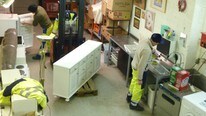 Innreder leiligheter med brukte møbler (Foto: Kjersti Kanestrøm Lie/NRK)