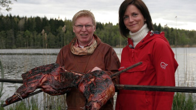 Staffan Lindström og Monika Blikås griller villsvin (Foto: Nils Arne Sæbø/NRK) Staffan Lindström og Monika Blikås griller villsvin (Foto: Nils Arne Sæbø/NRK)