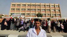 Egyptarar står i kø utanfor eit stemmelokale (Foto: AMR ABDALLAH DALSH/Reuters)
