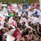 Tilhengere av Francois Hollande vaiet med flaggene under Sosialistparties folkemøte ved Chateau de Vincennes, utenfor Paris, søndag 15. april. 
