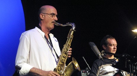 Michael Brecker og Stian Carstensen i Farmers Market på Moldejazz 2003. (Foto: Arne Kristian Gansmo/NRK) Michael Brecker og Stian Carstensen i Farmers Market på Moldejazz 2003. (Foto: Arne Kristian Gansmo/NRK)