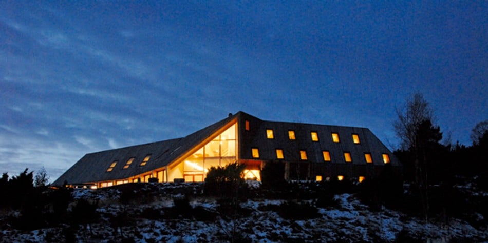 Som et Soria Moria kneiser den nye fjellstua stolt i terrenget