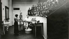 Stort innslag av kvinnelige studenter ved anatomisk institutt ved UiO 1914. (Foto: Universitetshistorisk fotobase)
