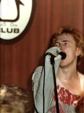 Johnny Rotten i spissen for Sex Pistols spilte på Pingvin Club i Oslo i 1977 (Foto: K&U/K&U) Johnny Rotten i spissen for Sex Pistols spilte på Pingvin Club i Oslo i 1977 (Foto: K&U/K&U)