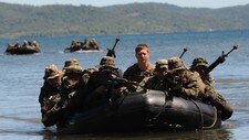 Militærøvelse Kina og Filippinene i Sør-Kinahavet (Foto: TED ALJIBE/Afp) Militærøvelse Kina og Filippinene i Sør-Kinahavet (Foto: TED ALJIBE/Afp)