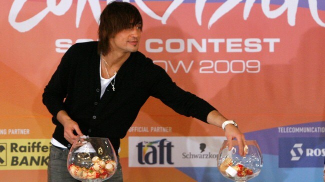 Dima Bilan trekker rekkefølgen for ESC 2009 (Foto: Sergei Karpukhin/Scanpix/Reuters) Dima Bilan trekker rekkefølgen for ESC 2009 (Foto: Sergei Karpukhin/Scanpix/Reuters)