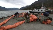 Oljevern i turistfjord - Det er venta over 800 cruiseskip-besøk i Hordaland og Sogn og Fjordane i år. I dag øvde brannmannskap og sivilforsvaret i Indre Sogn på korleis dei skal takla eit eventuelt oljeutslepp frå så stort skip..