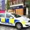 Politiet holder vakt utenfor butikk under EDL-aksjon i Luton.