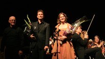 Ensemblet mottar applaus etter kantaten 'Den røde høst' (Foto: Bodil Johanne Jensen)