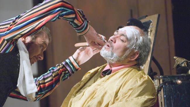 Tom Erik Lie (til venstre) i tittelrollen som den muntre barber (Foto: Erik Berg/Den Norske Opera) Tom Erik Lie (til venstre) i tittelrollen som den muntre barber (Foto: Erik Berg/Den Norske Opera)