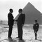 1974: Presidentente Anwar Sadat og Richard Nixon håndhilser foran pyramidene i Giza, like ved Kairo. 