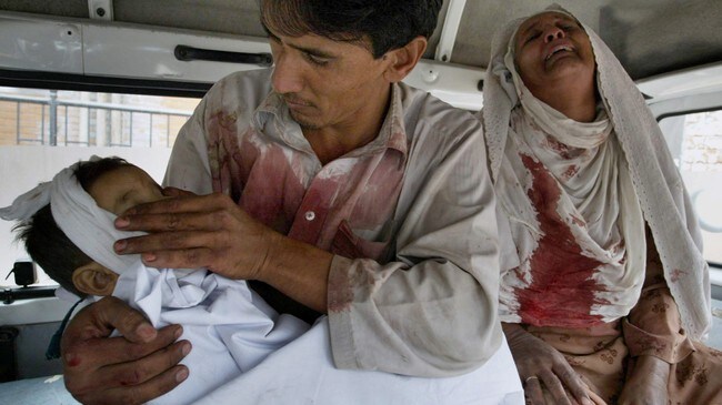En mann holder sin døde datter etter selvmordsangrepet sør for Peshawar (Foto: Mohammad Iqbal/Scanpix/AP) En mann holder sin døde datter etter selvmordsangrepet sør for Peshawar (Foto: Mohammad Iqbal/Scanpix/AP)