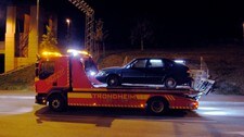 18-åringens bil kunne ikke kjøre for egen maskin etter mishandlingen.  (Foto: Henrik Sundgård/NRK)