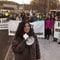 Aksjonsleder Patricia Helleren foran ivrige demonstranter