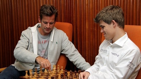 Jon Almaas og Magnus Carlsen (Foto: Kirsti Falch-Nilsen/NRK) Jon Almaas og Magnus Carlsen (Foto: Kirsti Falch-Nilsen/NRK)