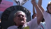 Demonstrasjoner i Fortaleza, Brasil - Mer en 500 personer blokkerte adgangen til et stadion før fotballkampen mellom Brasil og Mexico. Demonstrantene krever at myndighetene skal bruke mer penger på helse og utdanning, og mindre på å arrangere fotball-VM.