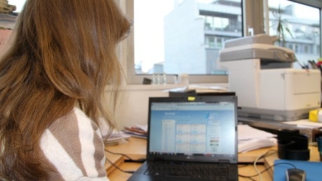 'Mona' viser hvor lett det er å kjøpe syntetisk hasj på internett (Foto: Kristine Hirsti/NRK)