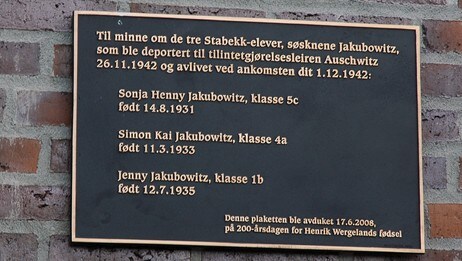 Minneplate holocaust Stabekk (Foto: Wikimedia commons) Minneplate holocaust Stabekk (Foto: Wikimedia commons)