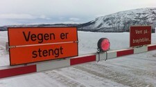Stengt vei (Foto: Morten Kræmer/NRK) Stengt vei (Foto: Morten Kræmer/NRK)