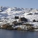 Den nye sandvasshytta med sikringshytta i bakgrunnen og gamle hytta til høyre