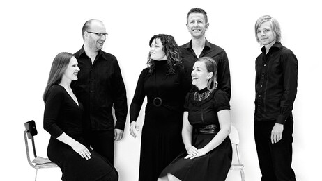 De seks sangerne i Pust er glade for å kunne presentere sin andre cd Kry. (Foto: Simon Skreddernes) De seks sangerne i Pust er glade for å kunne presentere sin andre cd Kry. (Foto: Simon Skreddernes)