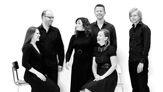 De seks sangerne i Pust er glade for å kunne presentere sin andre cd Kry. (Foto: Simon Skreddernes)
