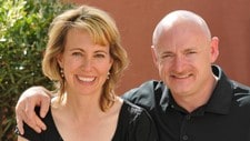 Gabrielle Giffords og Mark Kelly (Reuters) Gabrielle Giffords og Mark Kelly (Reuters)