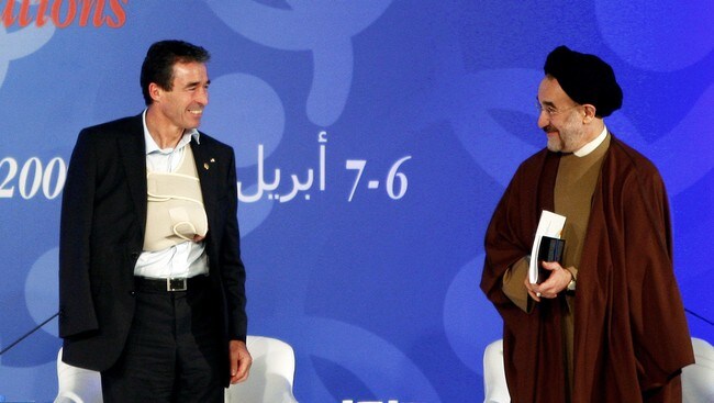 NATOs generalsekretær Anders Fogh Rasmussen og Irans tidligere president Mohammed Khatami (Foto: STR/AFP) NATOs generalsekretær Anders Fogh Rasmussen og Irans tidligere president Mohammed Khatami (Foto: STR/AFP)